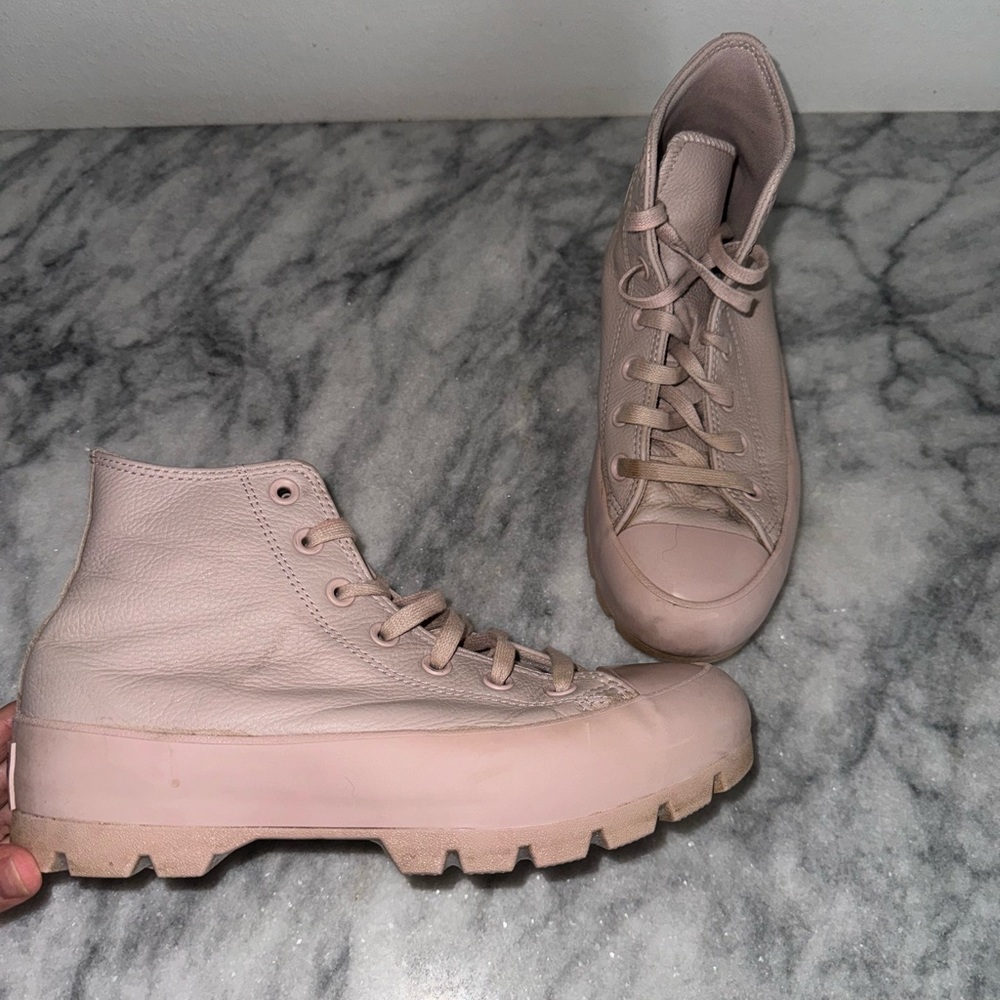 Gently worn, women’s sz 8 leather mauve converse